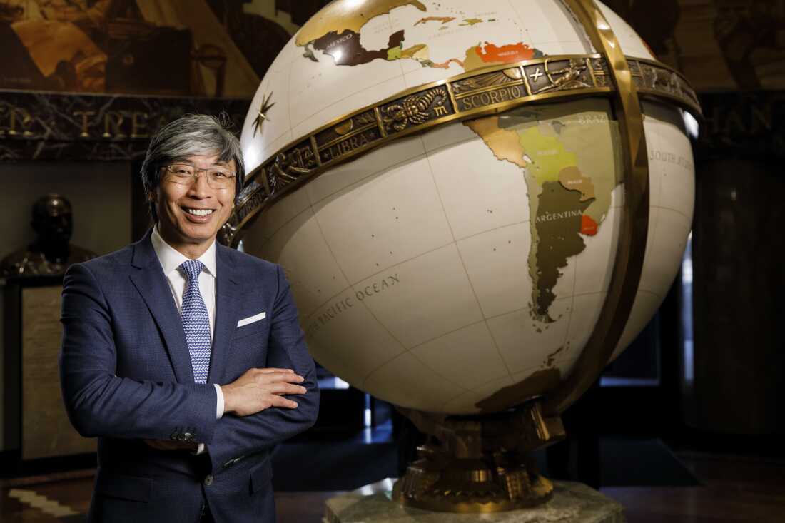 2018 年 4 月 13 日,《洛杉矶时报》老板 Patrick Soon-Shiong 在加利福尼亚州洛杉矶摆出姿势拍照。