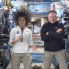 这张由 NASA 直播拍摄的图像显示了 NASA 宇航员苏尼·威廉姆斯 (Suni Williams) 和布奇·威尔莫尔 (Butch Wilmore) 周五在国际空间站举行的新闻发布会上的情况。