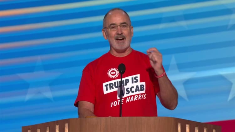 UAW 主席肖恩·费恩 (Shawn Fain) 在民主党全国委员会 (DNC) 上发表讲话