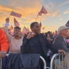 2024 年 10 月 28 日,副总统哈里斯发表演讲之前,她的支持者聚集在白宫和国家广场之间的椭圆形广场上。
