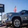 2023 年 1 月,德克萨斯州奥斯汀的通用汽车经销店出售一辆 GMC 皮卡。联邦监管机构正在提出新的车辆设计法规,以保护行人。