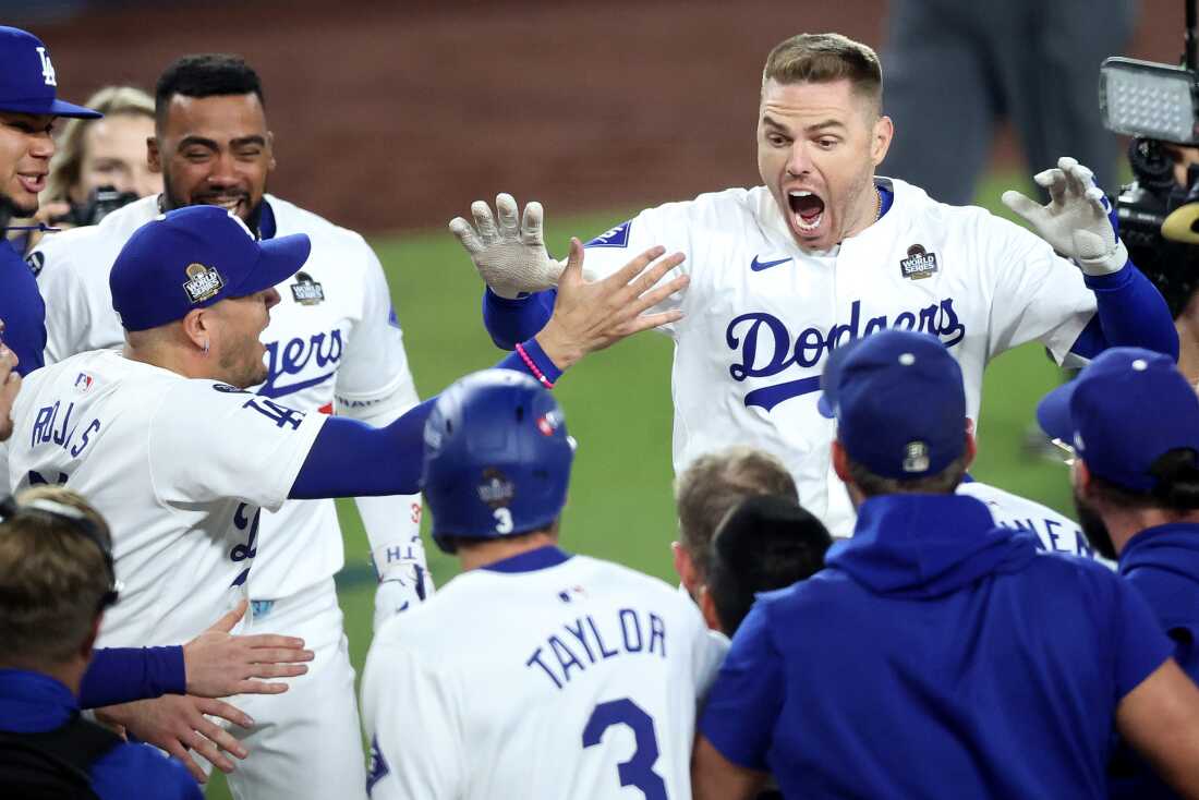 在 2024 年世界职业棒球大赛第一场比赛中，弗雷迪·弗里曼 (Freddie Freeman) 在对阵纽约洋基队的第十局中打出离场大满贯后与队友庆祝。