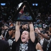 2024 年 10 月 20 日星期日,纽约自由队在 WNBA 篮球决赛系列赛第五场比赛中击败明尼苏达山猫队后,纽约自由队后卫萨布丽娜·伊内斯库 (Sabrina Ionescu) 高举冠军奖杯。