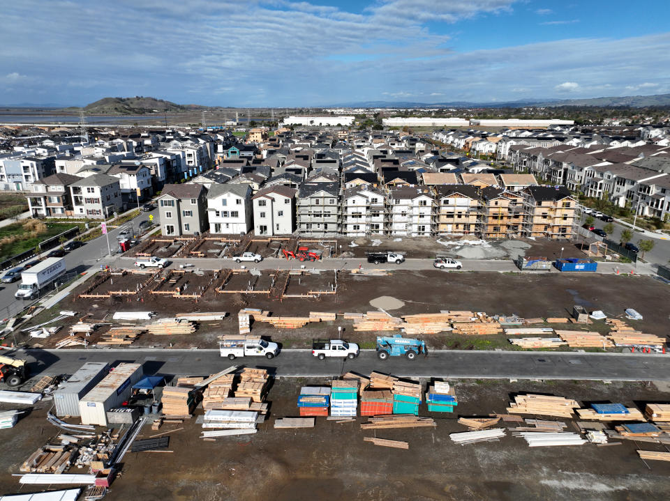 美国最大的两家住宅建筑商 Lennar (LEN) 和 KB Home (KBH) 报告的第三季度收益未达到房屋订单预期,这对其他公司的报告来说是一个揭示性的迹象。(贾斯汀·沙利文/盖蒂图片社摄)