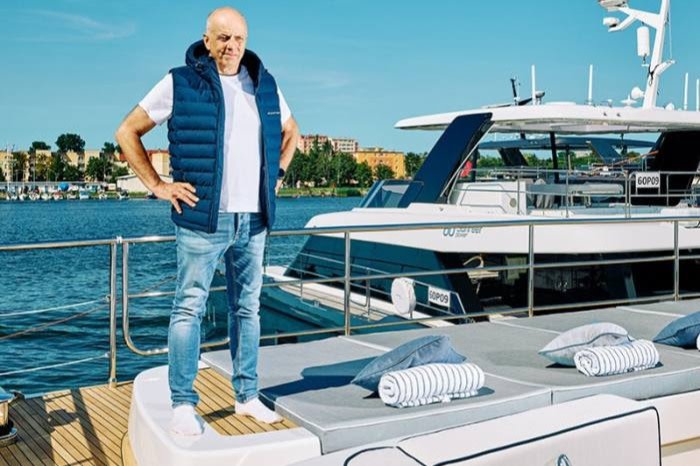 造船商 Francis Lapp 驾驶 Thea VI,一艘 100 Sunreef Power 双体船