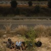 在这张照片中,2024 年 10 月 1 日,几名以色列人面朝下躺在高速公路旁的地上,躲避来自伊朗的大规模导弹袭击。