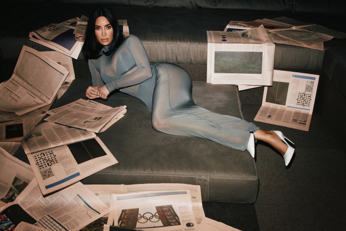 金·卡戴珊 (Kim Kardashian) 身穿 Skims 连衣裙,该品牌是她于 2019 年共同创立的品牌