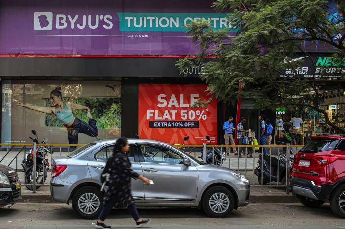孟买的 Byju 补习中心展示 4 至 10 年级的标牌