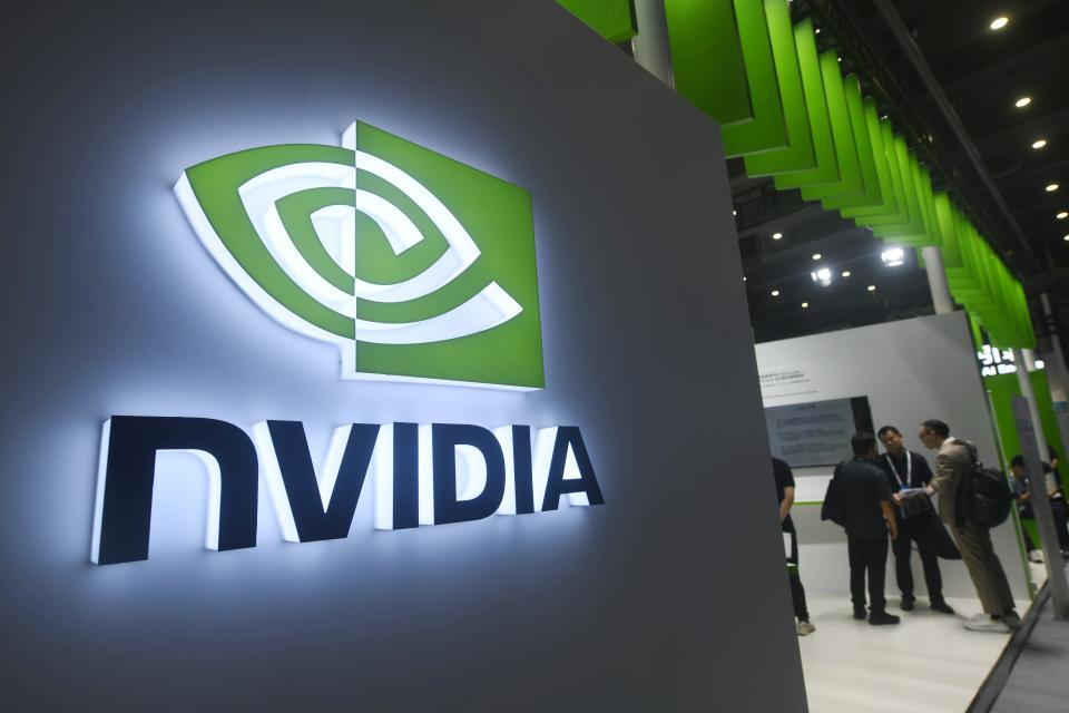 2024 年 9 月,人们在中国阿里云 2024 年飞天大会上参观 Nvidia 展位。(图片来源应为 LONG WEI/Feature China/Future Publishing via Getty Images)