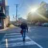 团结起来 游说者维尔内尔·马丁内斯(Wernel Martinez)在费城郊区诺里斯敦(Norristown)敲了一整天的选民门后穿过街道。