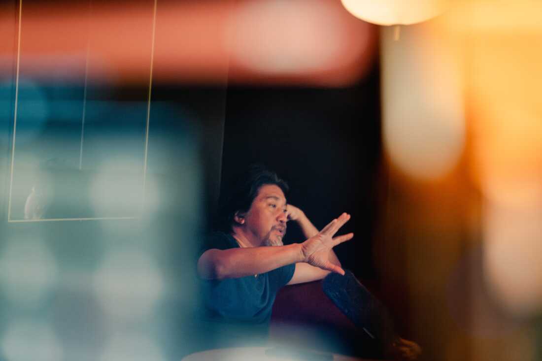 爱德华·李在他的餐厅内接受记者采访。