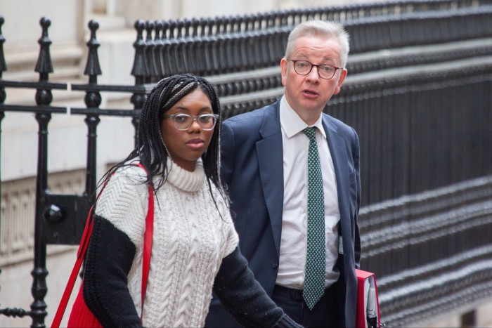 凯米·巴德诺克 (Kemi Badenoch) 与迈克尔·戈夫 (Michael Gove) 同行