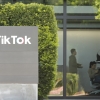 3 月 11 日,人们在加利福尼亚州卡尔弗城的 TikTok 公司大楼内工作。