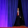 当选总统唐纳德·特朗普 (Donald Trump) 于 11 月 6 日抵达佛罗里达州西棕榈滩棕榈滩会议中心举行的选举之夜活动中发表讲话。特朗普为他上任后的头 100 天制定了雄心勃勃的计划。