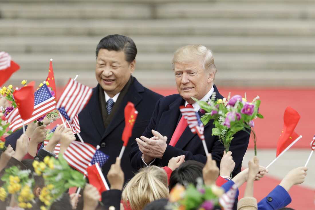 文件：彭博社评选的 2017-2020 年美国总统唐纳德·特朗普：美国总统唐纳德·特朗普（右）和中国国家主席习近平在中国北京人民大会堂外举行的欢迎仪式上向挥舞着美国和中国国旗的与会者致意，2017 年 11 月 9 日星期四。我们的编辑精选了回顾特朗普 2017 年至 2020 年四年任期的最佳档案图片。摄影师：Qilai沉/彭博社，盖蒂图片社
