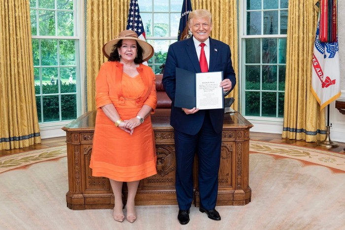 凯伦·皮尔斯 (Karen Pierce) 于 2020 年被任命为英国驻华盛顿大使后与唐纳德·特朗普 (Donald Trump)