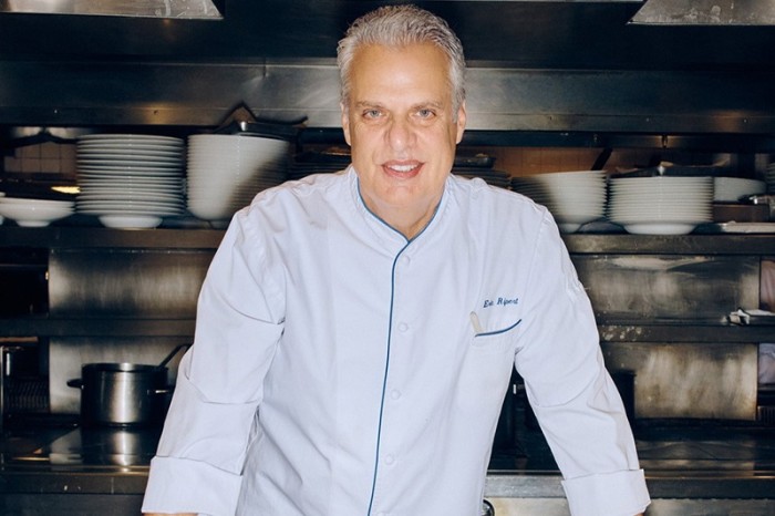 埃里克·里珀特 (Eric Ripert) 在他位于纽约的 Le Bernardin 餐厅的厨房里