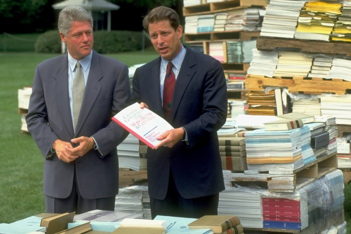 1993 年,时任总统比尔·克林顿 (Bill Clinton) 和副总统阿尔·戈尔 (Al Gore) 进行国家重塑政府合作伙伴关系审查