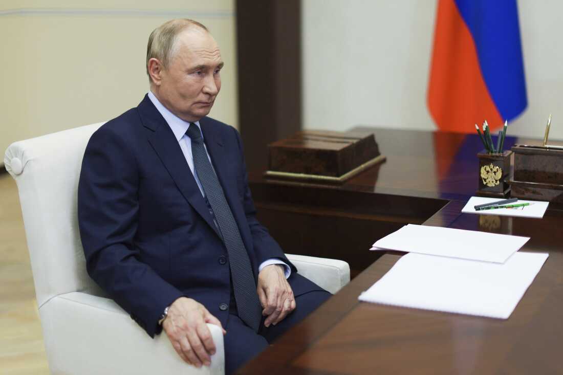 2024 年 11 月 15 日星期五,俄罗斯总统弗拉基米尔·普京 (Vladimir Putin) 在俄罗斯莫斯科郊外的新奥加廖沃 (Novo-Ogaryovo) 官邸与俄罗斯国家航天公司总裁尤里·鲍里索夫 (Roscosmos Yuri Borisov) 会面。