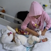 10 月 18 日,18 个月大的黎巴嫩婴儿 Ivana Likbiri 在以色列对黎巴嫩南部的空袭中受伤,目前正在贝鲁特 Geitaoui 医院烧伤科住院治疗。