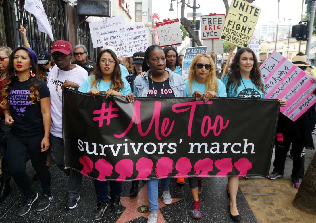 在这张 2017 年的资料照片中,#MeToo 运动的创始人和领导人塔拉纳·伯克 (Tarana Burke)(中)与其他人一起参加洛杉矶好莱坞区的 #MeToo 游行。