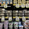 食品杂货价格的上涨速度不再那么快,但许多美国人仍在努力应对疫情期间持续上涨的高物价。这里显示的是 9 月份在加利福尼亚州圣拉斐尔出售的乳制品。