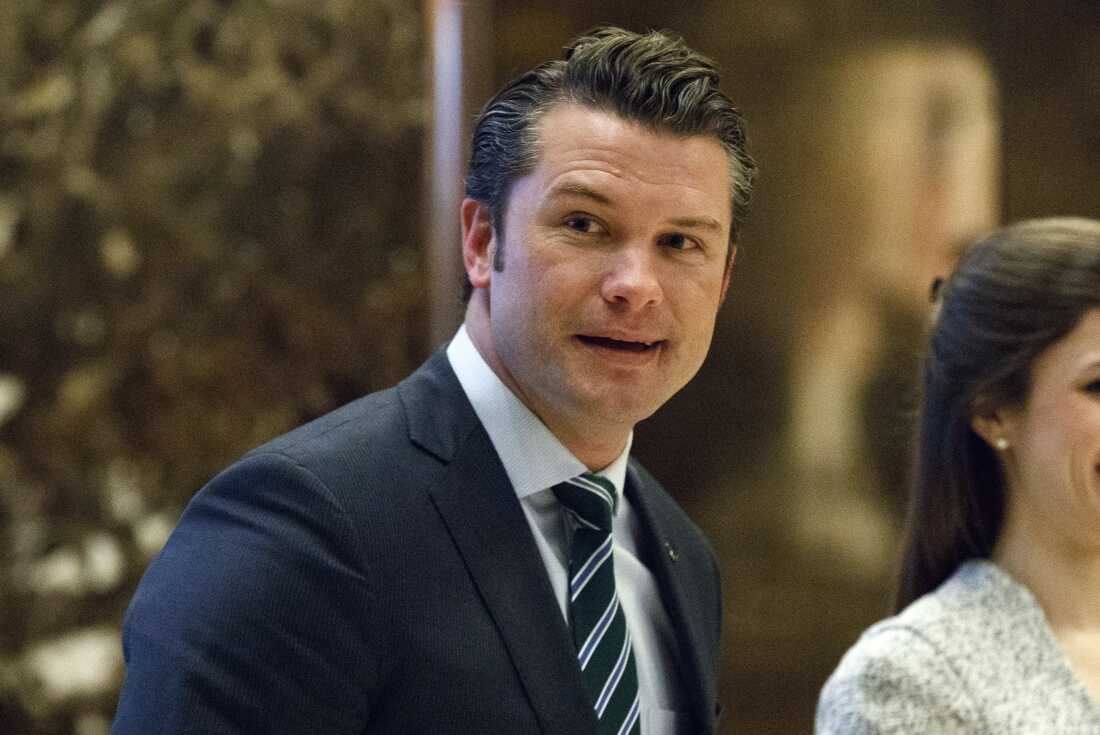 2016 年 12 月 15 日,皮特·赫格斯 (Pete Hegseth) 走向电梯,与当选总统唐纳德·特朗普 (Donald Trump) 在纽约特朗普大厦会面。