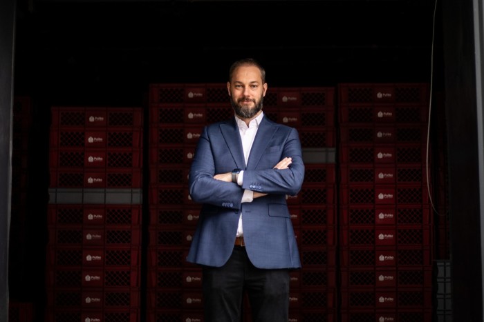 Putka首席执行官Grzegorz Putka双臂交叉站立肖像
